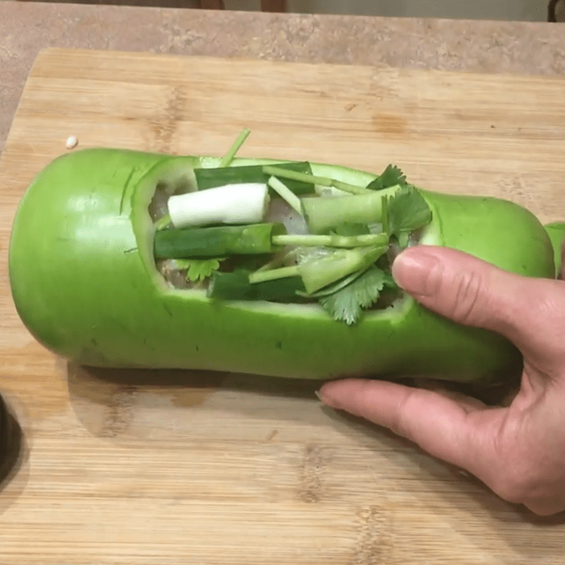 Step 3 Stuffing fish into the gourd for steamed basa fish
