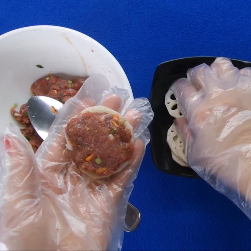 Step 3 Stuffing Lotus Root with Fried Beef