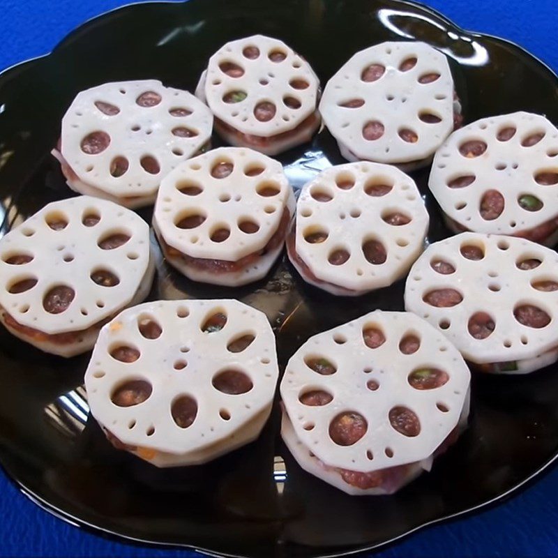 Step 3 Stuffing Lotus Root with Fried Beef