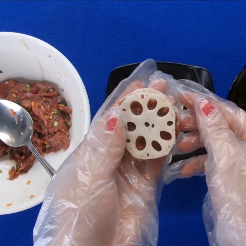 Step 3 Stuffing Lotus Root with Fried Beef