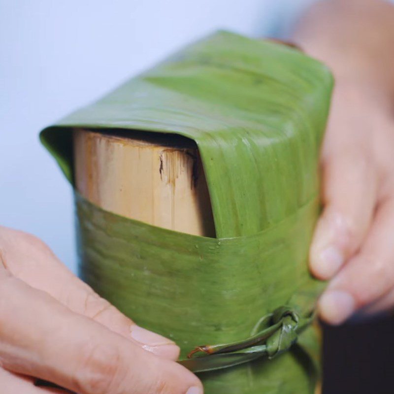 Step 6 Stuffing and grilling the frog Grilled frog in bamboo tube