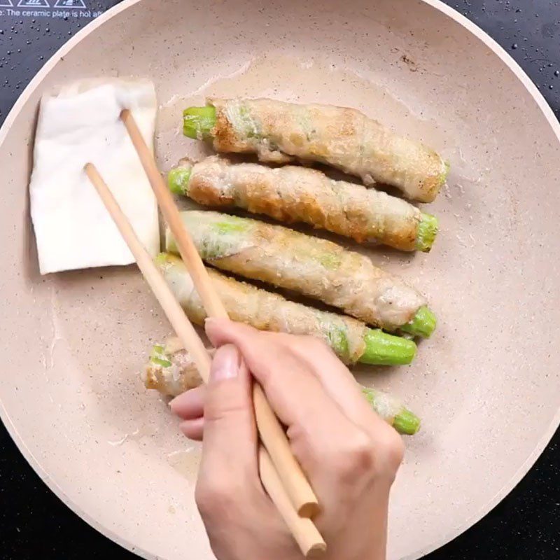 Step 3 Dipping the batter and pan-frying the pork Pork rolled with okra in honey sauce