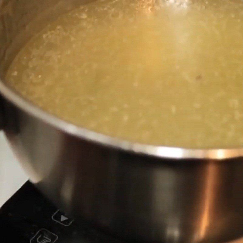 Step 2 Simmering chicken broth for chicken porridge with bird's nest