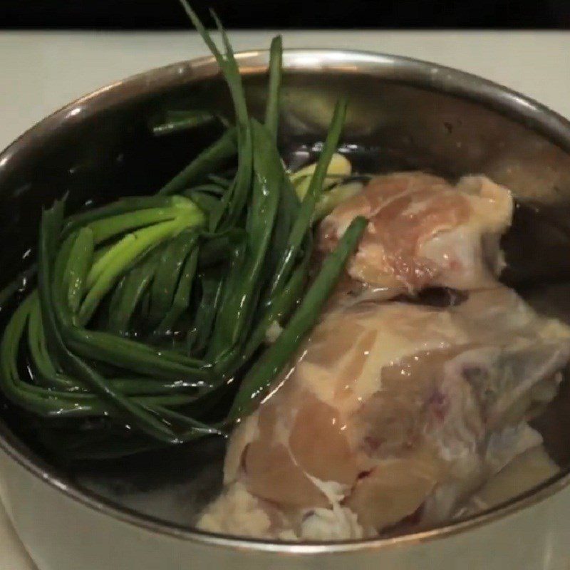 Step 2 Simmering chicken broth for chicken porridge with bird's nest