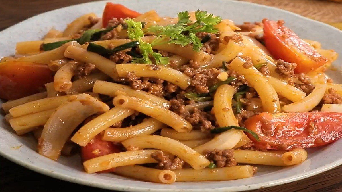 Stir-fried pasta with minced beef and tomatoes