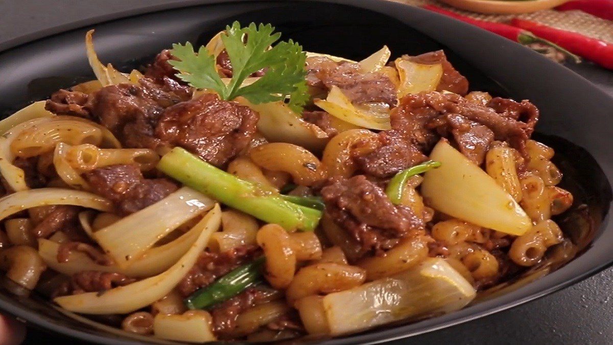 Stir-fried noodles with beef stew sauce