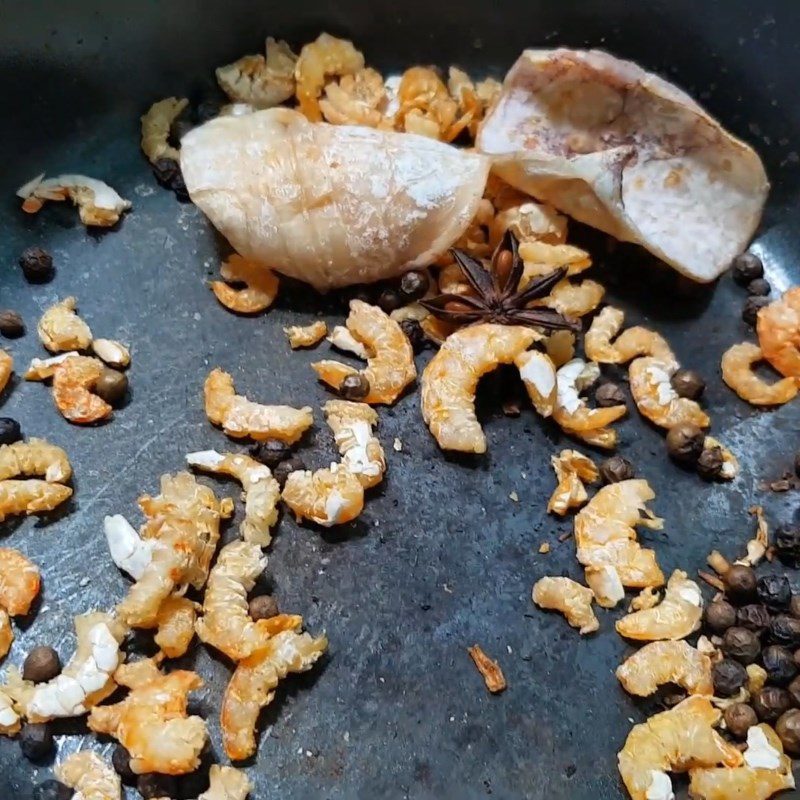 Step 3 Grilling the ingredients Pork leg noodle with crispy fat and satay
