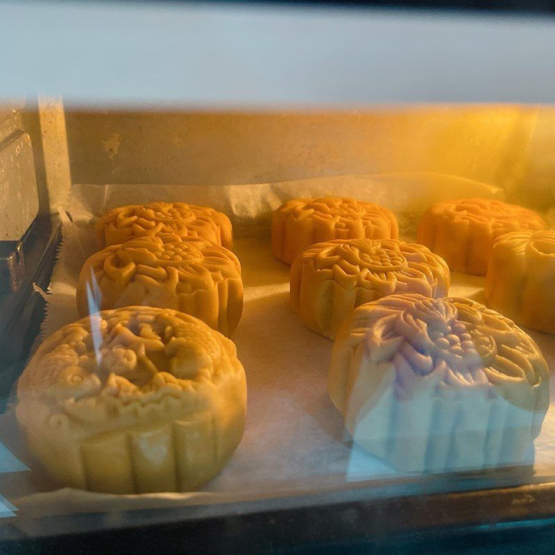 Step 6 Baking the Mooncake with mung bean filling