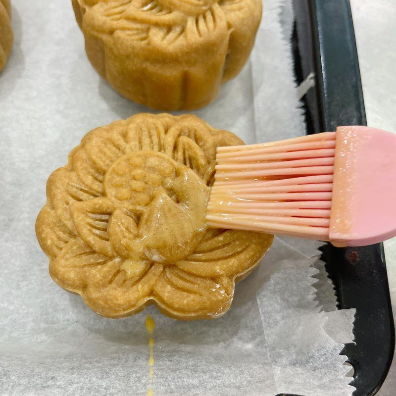 Step 6 Baking the Mooncake with mung bean filling