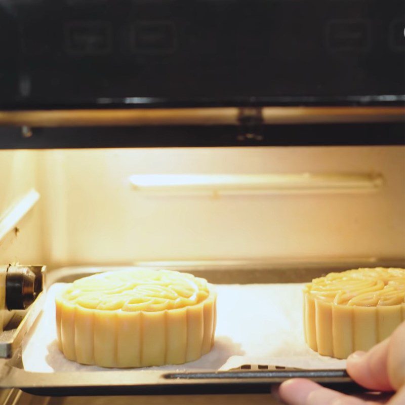 Step 6 Baking Moon Cake with mung bean and salted egg yolk filling