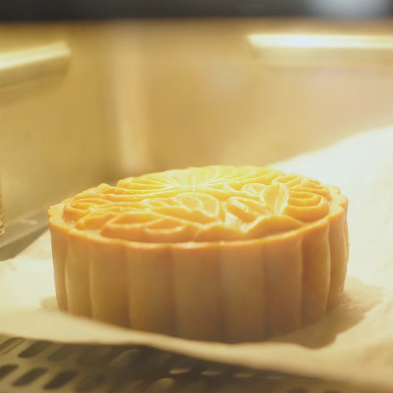 Step 6 Baking Moon Cake with mung bean and salted egg yolk filling