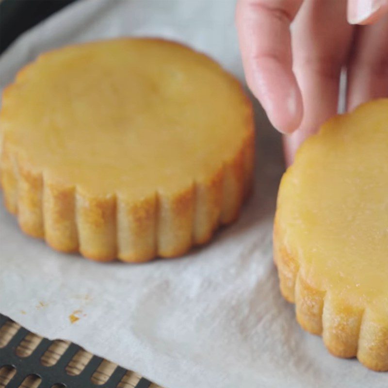 Step 6 Baking Moon Cake with mung bean and salted egg yolk filling