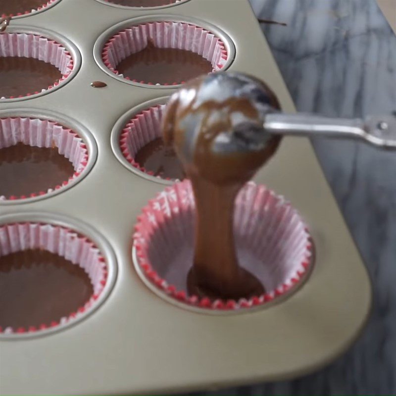 Step 4 Pour into molds and bake for Christmas tree cupcake