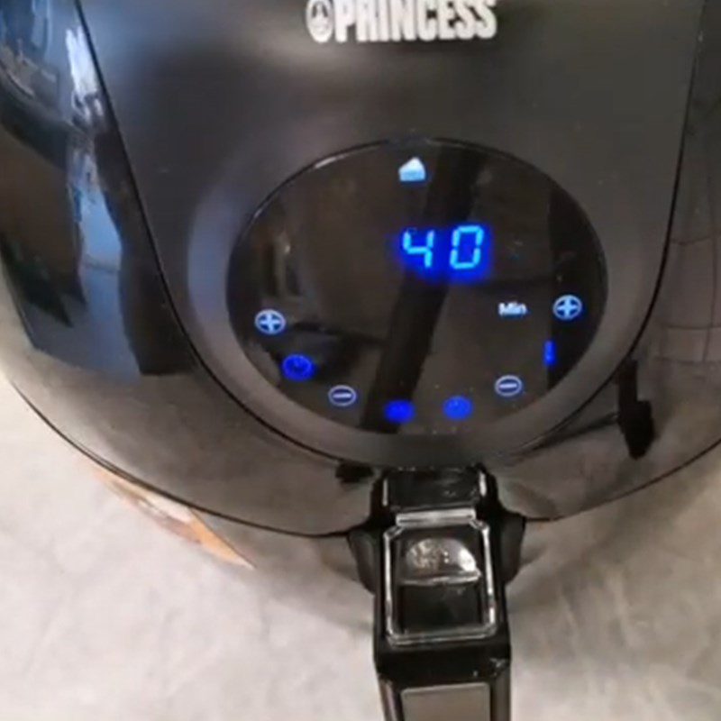 Step 4 Bake banana almond cake in the air fryer Banana almond cake made in the air fryer