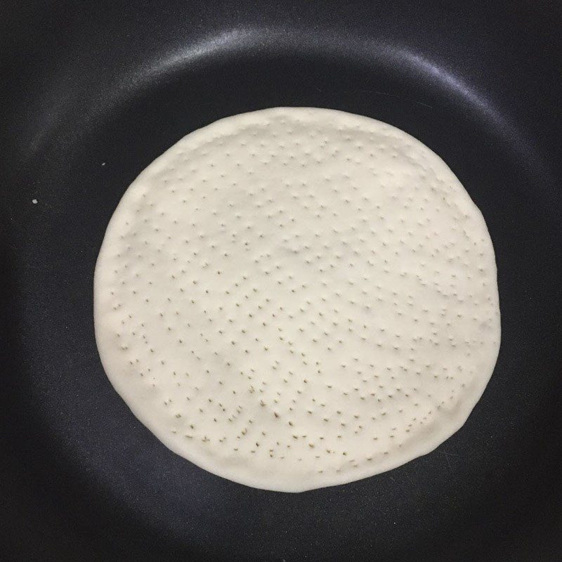 Step 6 Baking pizza Sausage pizza using a non-stick pan