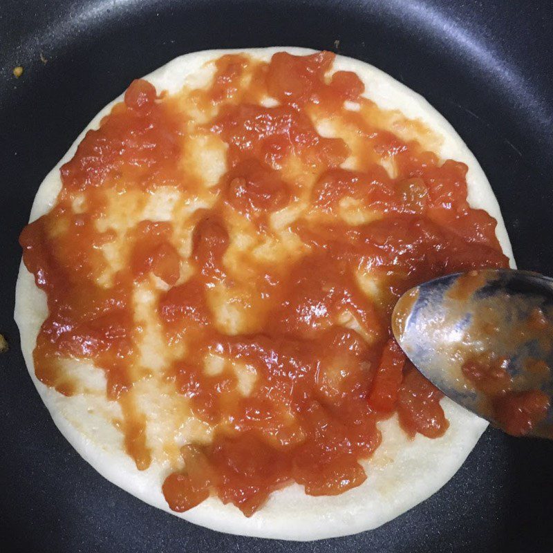 Step 6 Baking pizza Sausage pizza using a non-stick pan