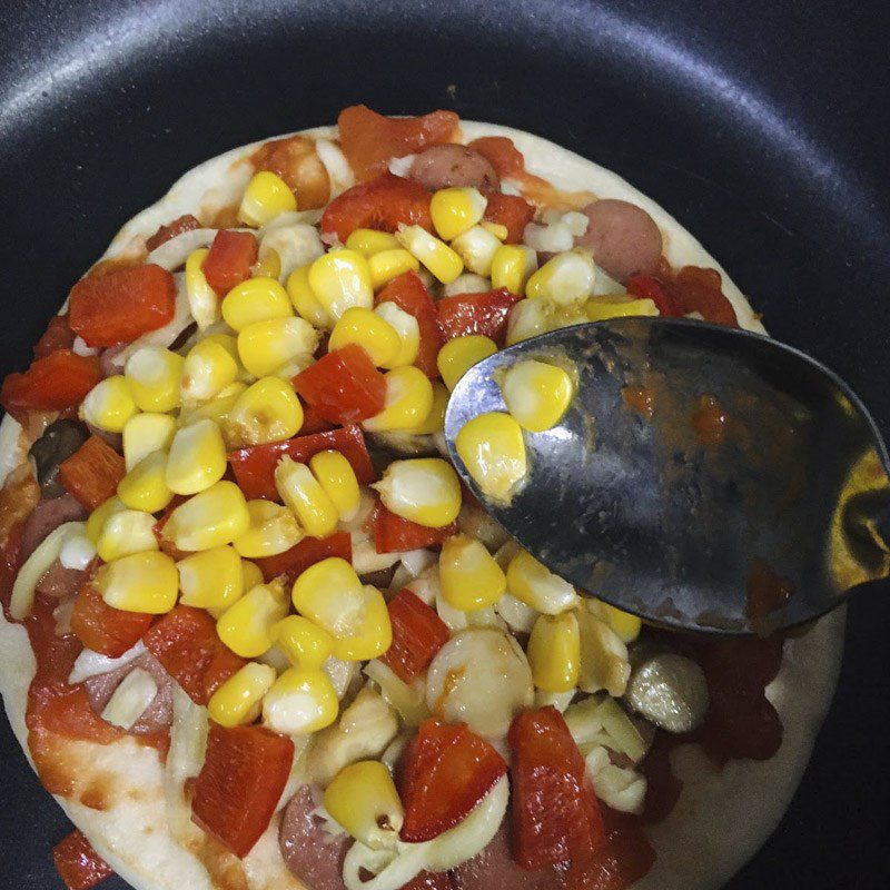 Step 6 Baking pizza Sausage pizza using a non-stick pan