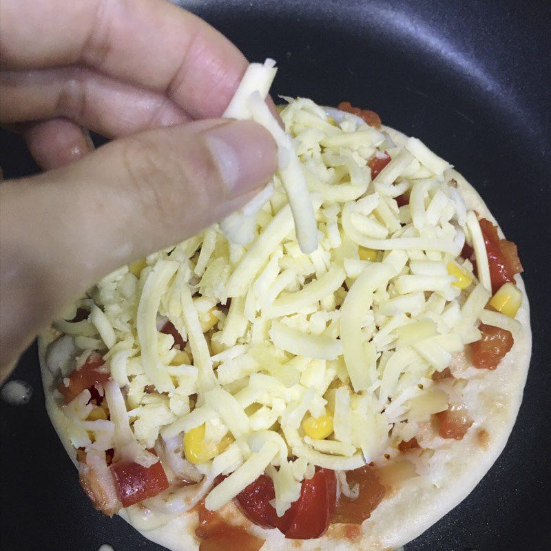 Step 6 Baking pizza Sausage pizza using a non-stick pan