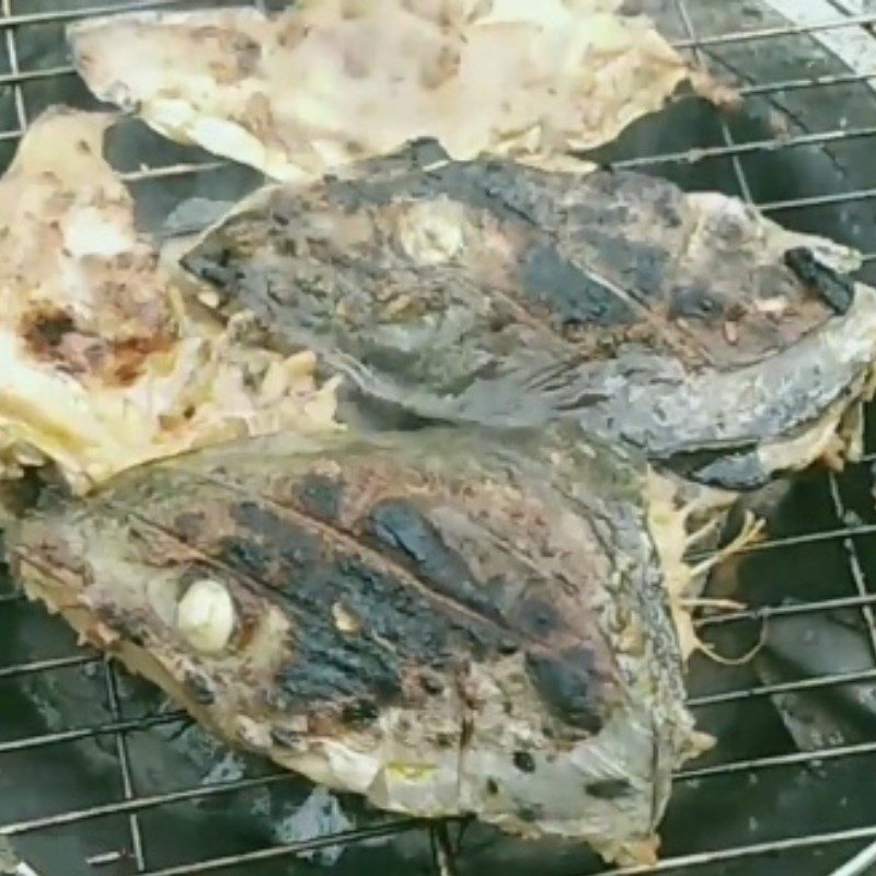 Step 3 Grilling the salmon Head of grilled salmon with satay
