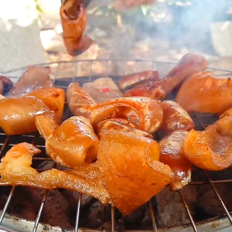 Step 3 Grilling pig skin Grilled pig skin with honey