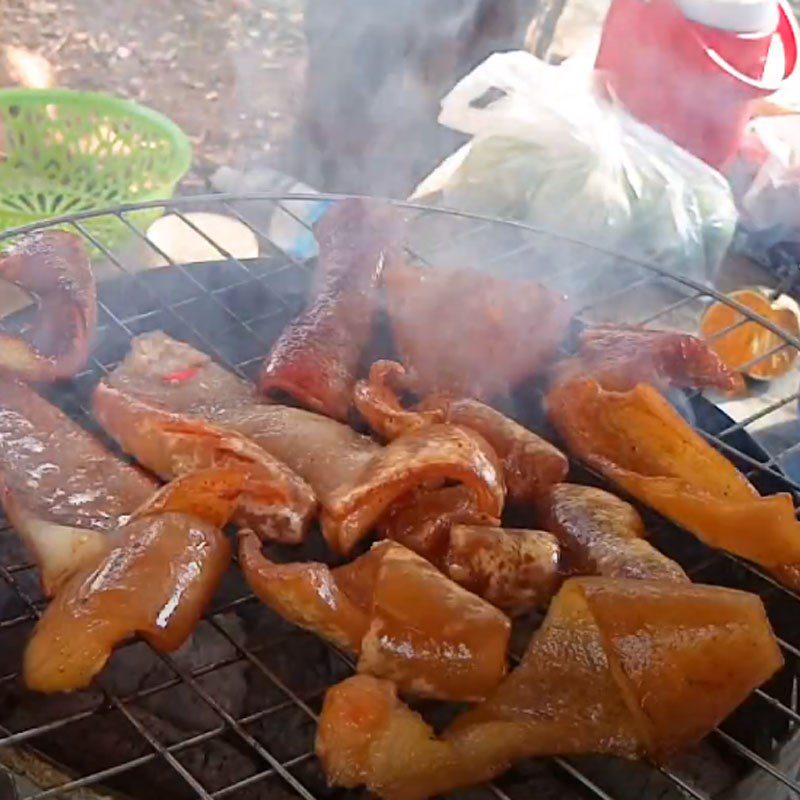 Step 3 Grilling pig skin Grilled pig skin with honey