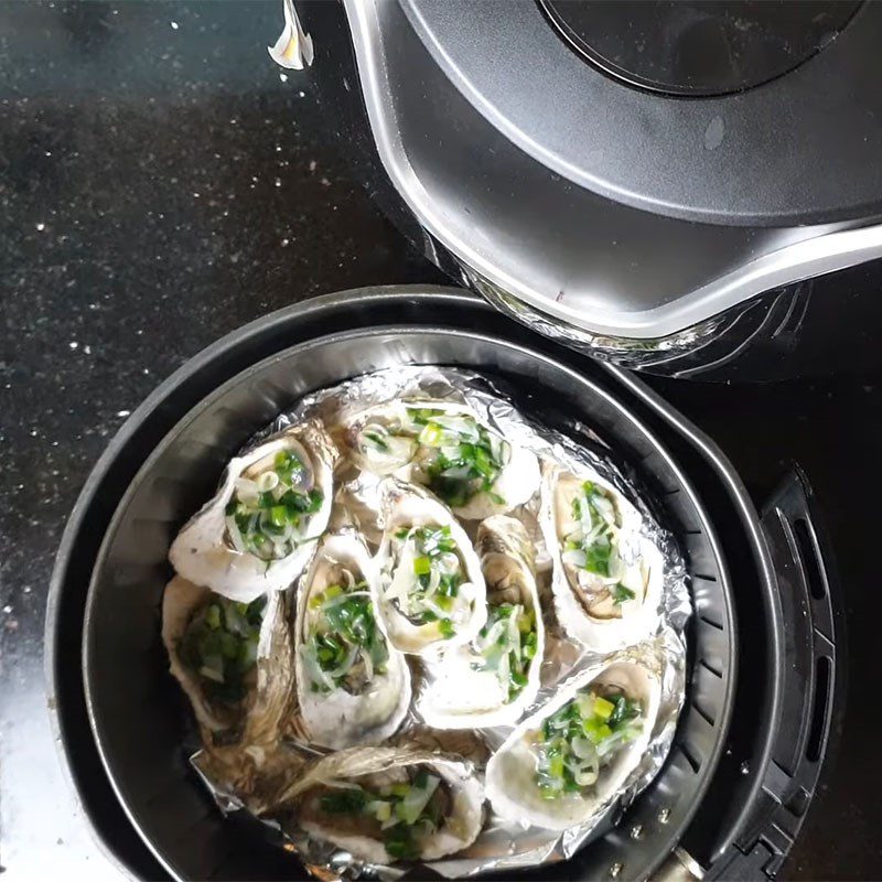 Step 3 Grilling oysters with scallion oil using an air fryer Grilled oysters with scallion oil using an air fryer