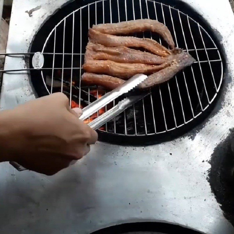 Step 2 Grilling dried fish for dried catfish salad