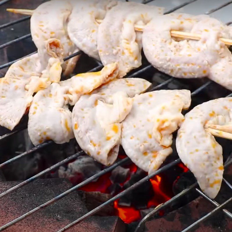 Step 3 Grill pig intestines Grilled Honey Intestines