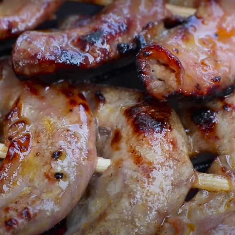 Step 3 Grill pig intestines Grilled Honey Intestines