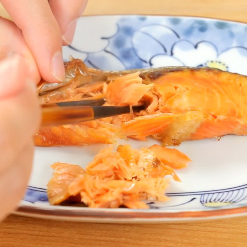 Step 2 Grilling and extracting salmon meat Ochzhuke Dashi