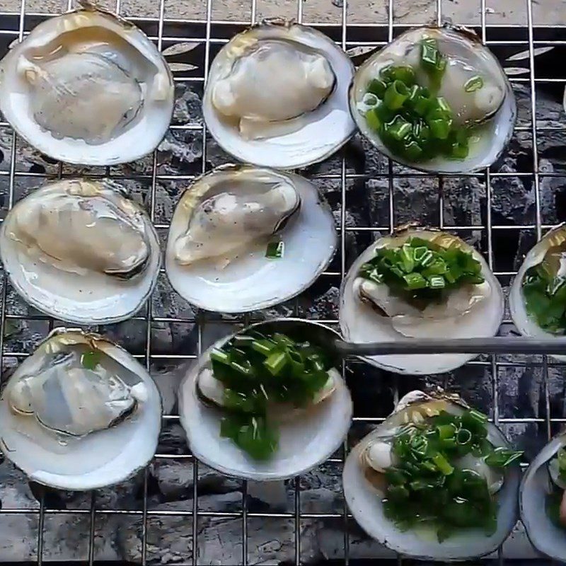 Step 4 Grilling clams Grilled scallion oil clams