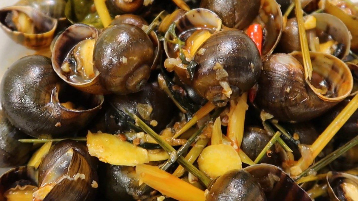 Spicy stir-fried snail with satay