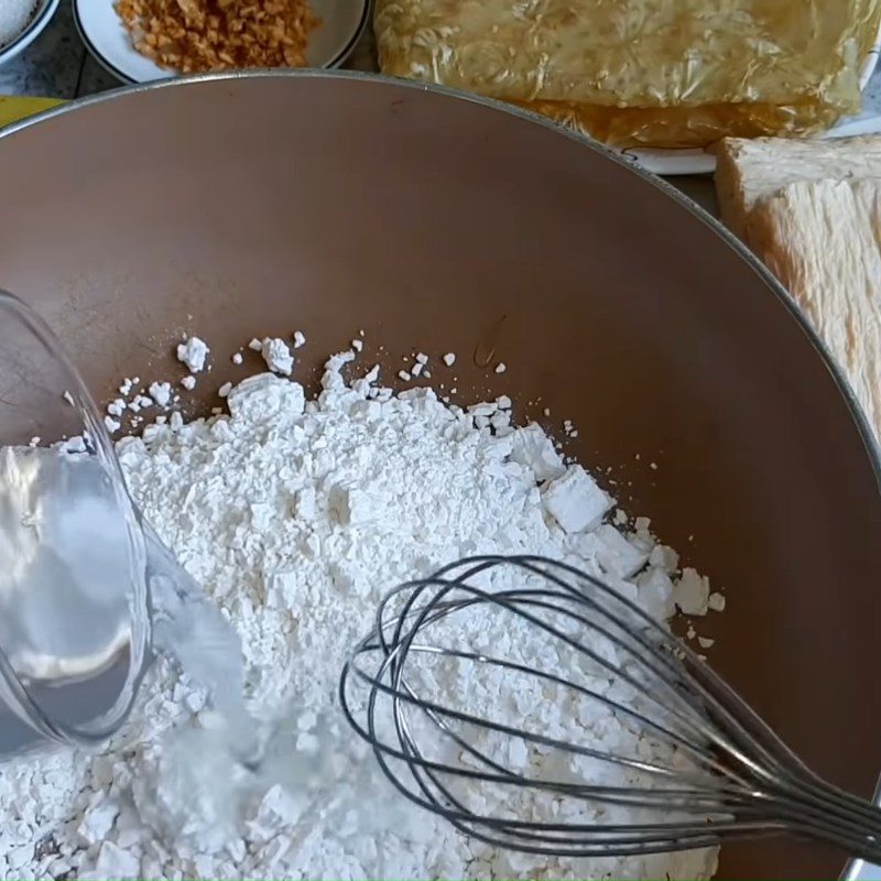 Step 1 Mix the vegetarian sausage flour from pork ribs and white tofu