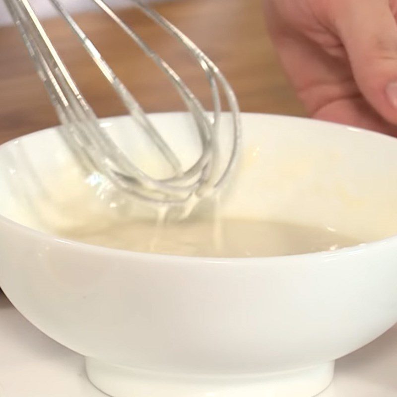 Step 2 Mix the crispy mushroom flour with passion fruit sauce