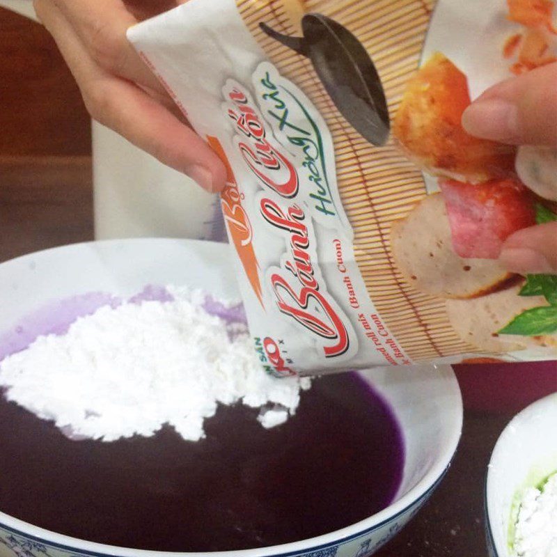 Step 3 Mixing the Sweet Rice Flour for Southern Vietnamese Cake