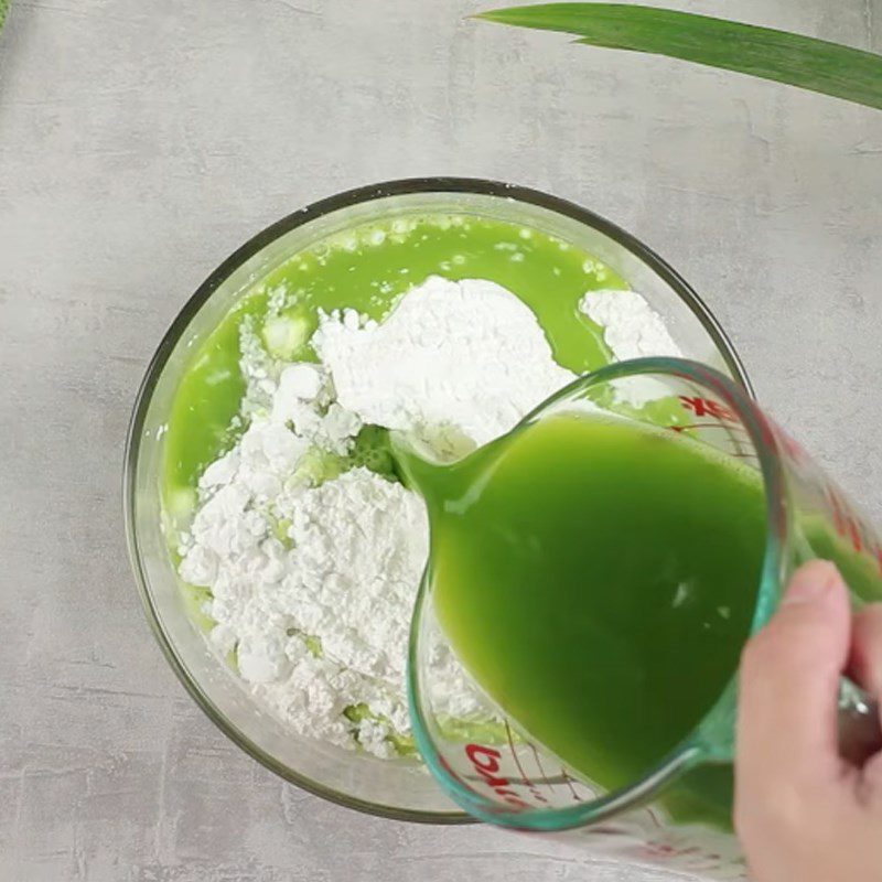 Step 1 Preparing the rice flour for pandan leaf steamed rice rolls with shrimp