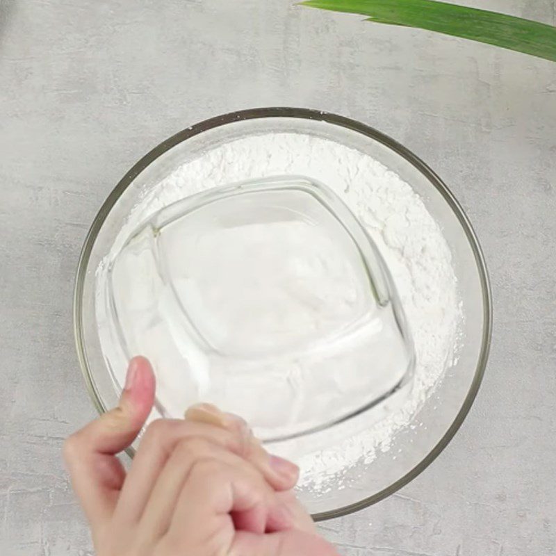 Step 1 Preparing the rice flour for pandan leaf steamed rice rolls with shrimp