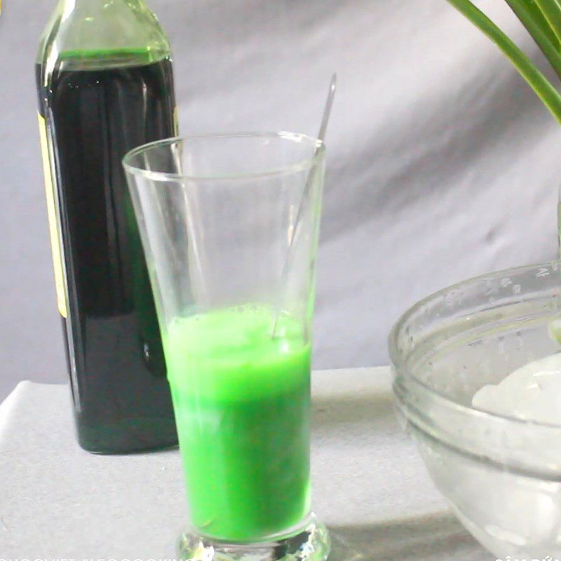 Step 1 Mixing pineapple ginseng milk with syrup