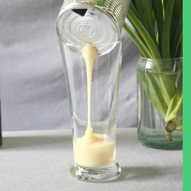 Step 1 Mixing pineapple ginseng milk with syrup