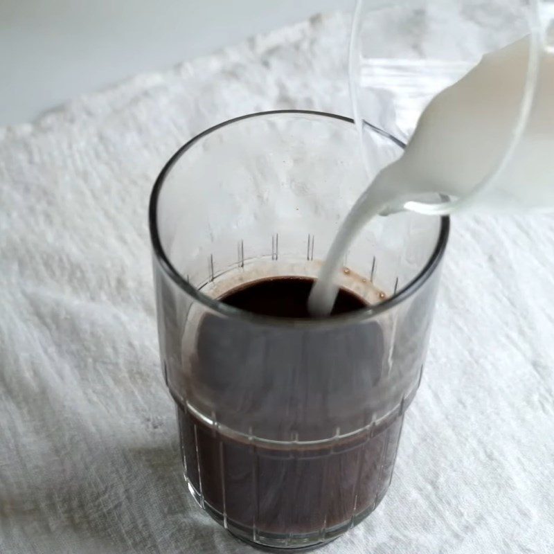 Step 1 Mix the cocoa mixture for Iced Milk Cocoa
