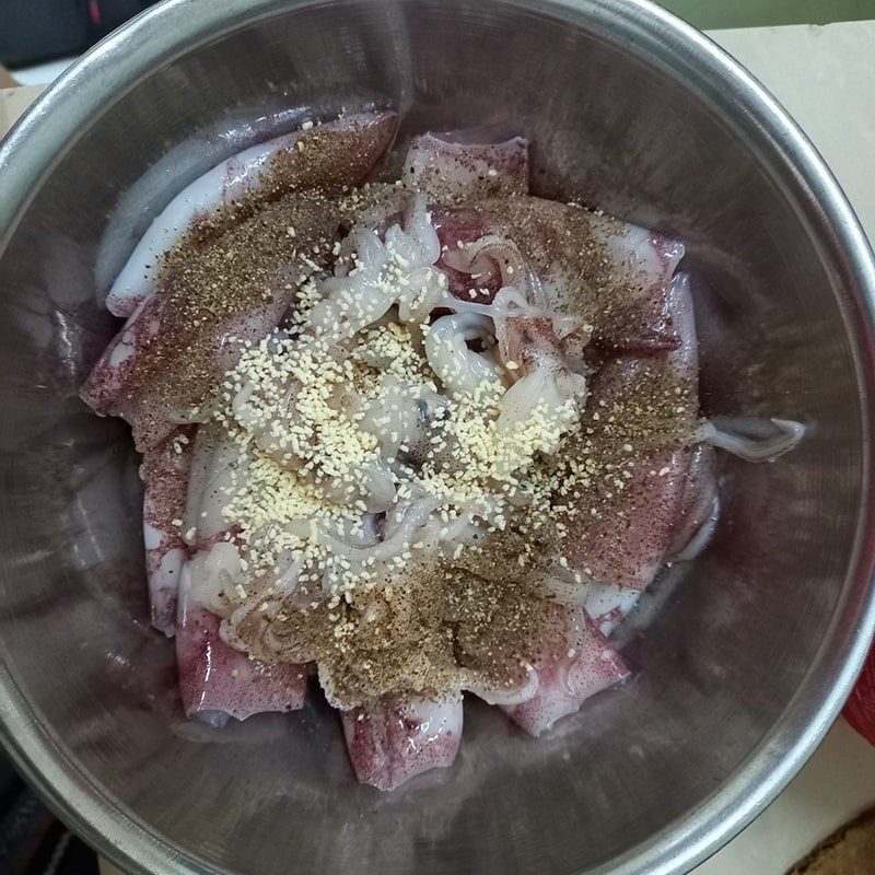 Step 3 Marinate squid for grilled squid with satay