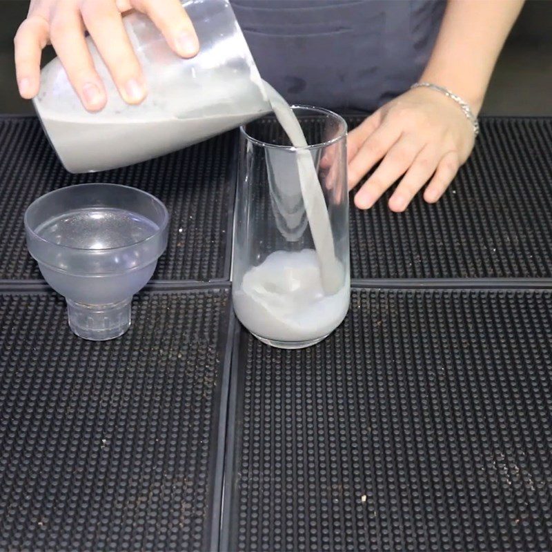 Step 3 Prepare the latte Black sesame latte with milk cream
