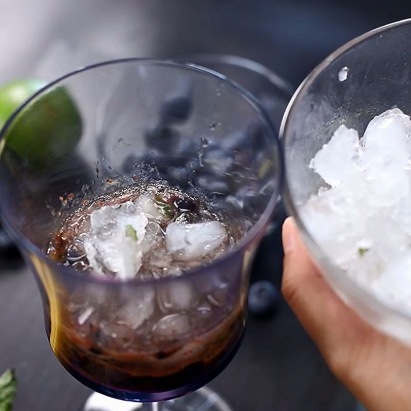 Step 2 Mix the mojito for non-alcoholic blueberry mojito
