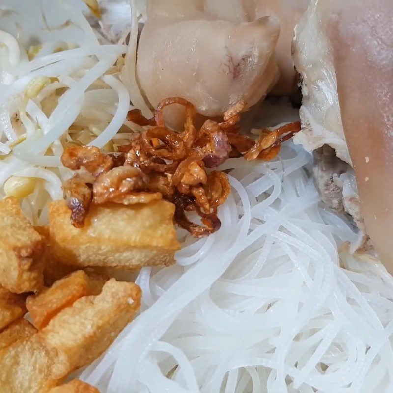 Step 7 Prepare the dipping sauce and finish Pork leg noodle with crispy pork fat and satay