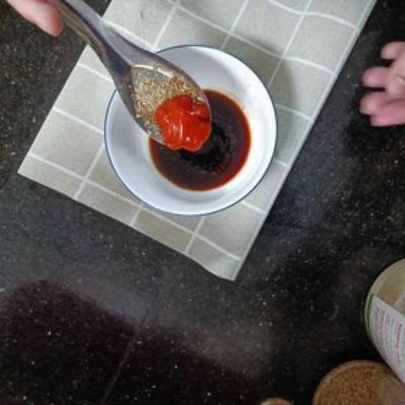 Step 2 Prepare the sauce for the brown rice noodle salad