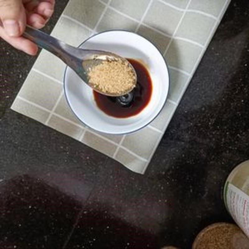 Step 2 Prepare the sauce for the brown rice noodle salad