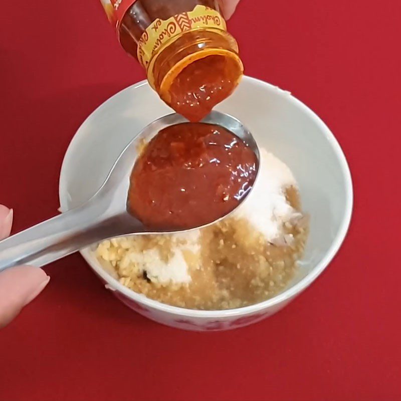 Step 2 Prepare the sauce and marinate the chicken for garlic steamed chicken