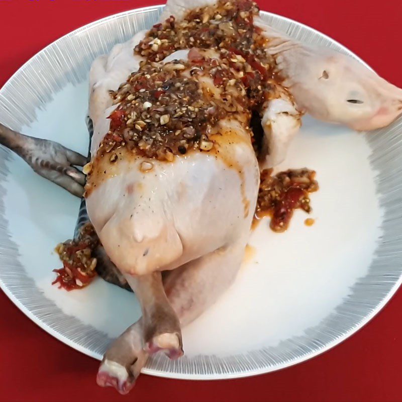 Step 2 Prepare the sauce and marinate the chicken for garlic steamed chicken