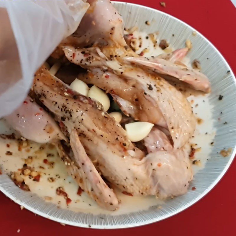 Step 2 Prepare the sauce and marinate the chicken for garlic steamed chicken