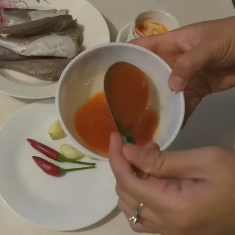 Step 1 Prepare the Sauce for Grilled Dried Fish with Garlic